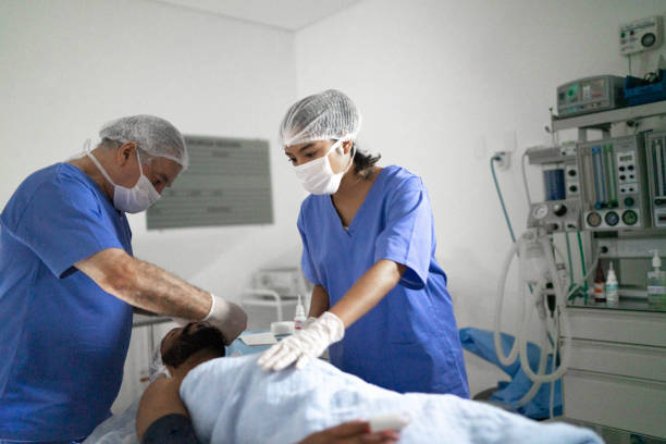 pielęgniarki przygotowujące pacjenta do operacji w szpitalu - surgeon doctor operating room emergency room zdjęcia i obrazy z banku zdjęć