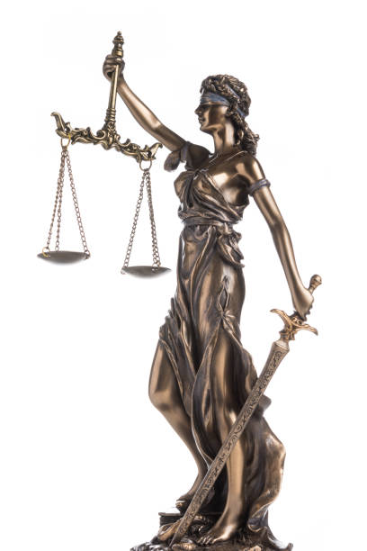a estátua da justiça themis ou justitia isolada no fundo branco - weight scale justice legal system scales of justice - fotografias e filmes do acervo