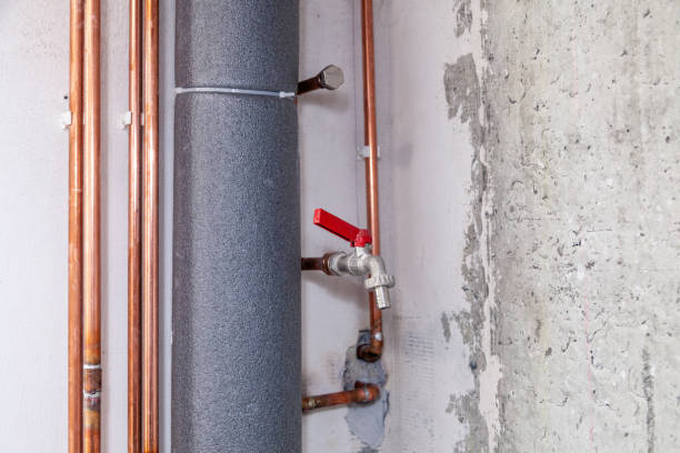 Closeup many copper and sewer gray plastic pipes, red valves, fittings on concrete wall. Concept installation, replacement, plumbing, repair of pipeline, professional master plumber, leakage pipe primer plano de muchos tubos de plástico gris de cobre y alcantarillado, válvulas rojas, accesorios en la pared de hormigón. instalación conceptual, reemplazo, fontanería, tubería de reparación, fontanero maestro profesional, tubería de fuga