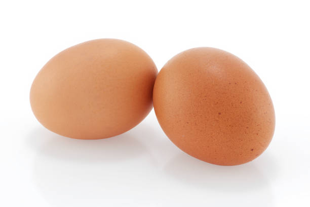 흰색 배경에 갈색 닭 알 2개 - two eggs 뉴스 사진 이미지