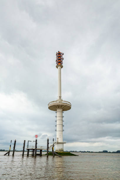 tour de lumière et de radar sur l'elbe, allemagne - north sea audio photos et images de collection