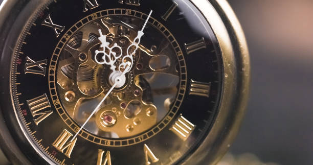 primo piano di un orologio da tasca - watch gold blurred motion time foto e immagini stock