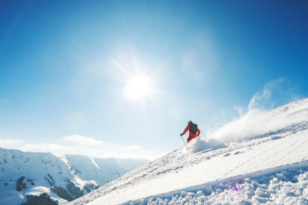 vacances de ski - skiing sports helmet powder snow ski goggles photos et images de collection