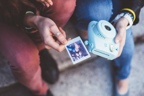 ženy ukazující okamžité selfie - schodiště schody a schodiště fotky - stock snímky, obrázky a fotky