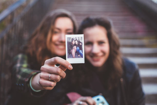ženy ukazující okamžité selfie - schodiště schody a schodiště fotky - stock snímky, obrázky a fotky