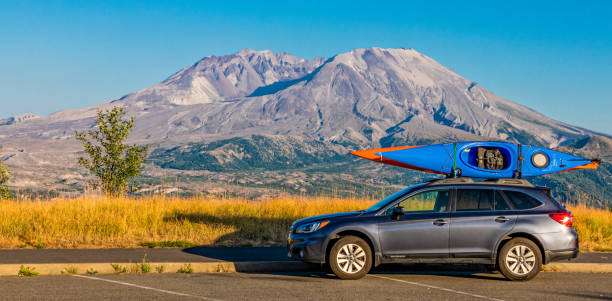 subaru con kayaks - nature active volcano mt st helens volcano fotografías e imágenes de stock