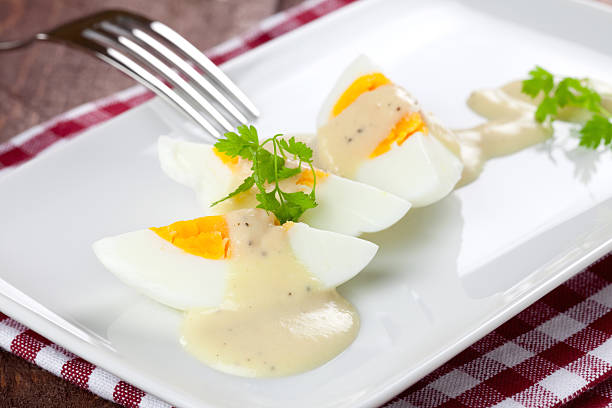 mostarda uova su piatto - mustard sauce foto e immagini stock