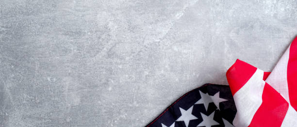 USA American flag on stone table. Banner mockup for US Memorial day, Presidents day, Veterans day, Labor day, or 4th of July celebration. With blank space for text bandera americana de ee.uu. en la mesa de piedra. maqueta de estandarte para el día conmemorativo de los estados unidos, el día de los presidentes, el día de los veteranos, el día del trabajo o la celebración del 4 de julio. con espacio en blanco para