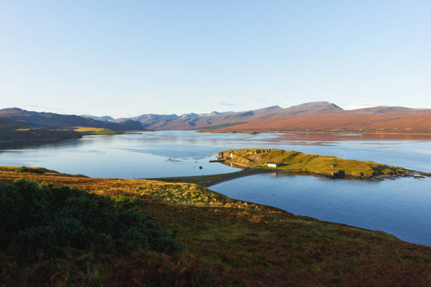 remote house and jetty with a boat in the highlands of scotland - cottage scotland scottish culture holiday imagens e fotografias de stock