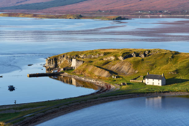 remote house and jetty with a boat in the highlands of scotland - cottage scotland scottish culture holiday imagens e fotografias de stock