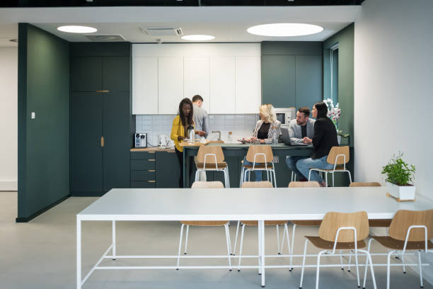 colleghi che si prendono una pausa in mensa - cafeteria foto e immagini stock