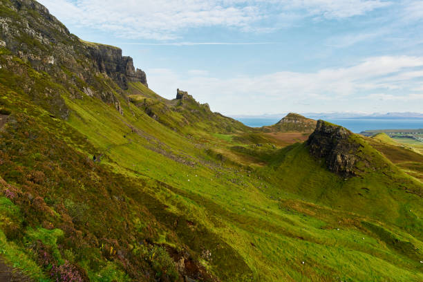 caminhadas nas montanhas quiraing na ilha de skye na escócia - extreme terrain footpath british culture green - fotografias e filmes do acervo
