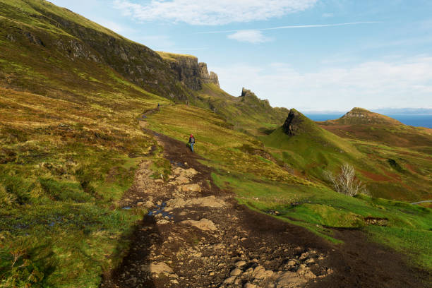 hiking at the quiraing mountains on the isle of skye in scotland - extreme terrain footpath british culture green imagens e fotografias de stock
