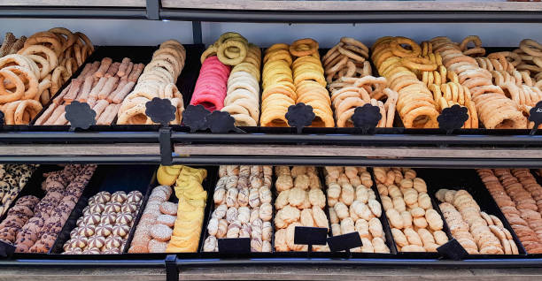 ベーカリーで焼かれたベゲルは、食べ物の背景を食べます - bagel bread isolated circle ストックフォトと画像