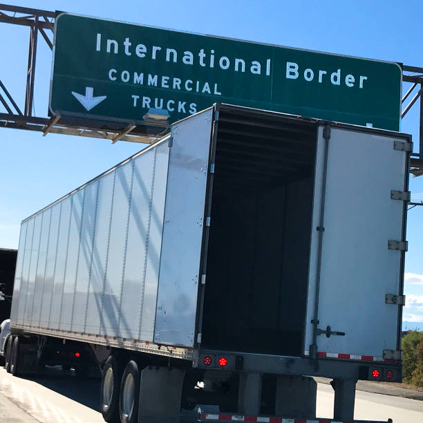 ожидание грузовика на новом сша-мексика пограничный переход (калексико, калифорния) - cross border стоковые фото и изображения