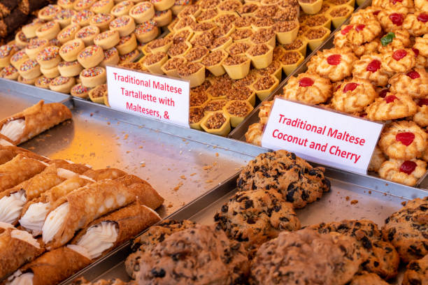 dolce tradizionale maltese, cannoli nel mercato aperto di marsaxlokk a malta - biscotti italian cuisine italian culture breakfast foto e immagini stock
