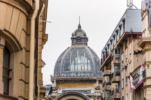 il palazzo cec di bucarest, in romania, costruito nel 1900 e situato a calea victoriei di fronte al museo nazionale di storia rumena, è la sede della cec bank. - shingle bank foto e immagini stock