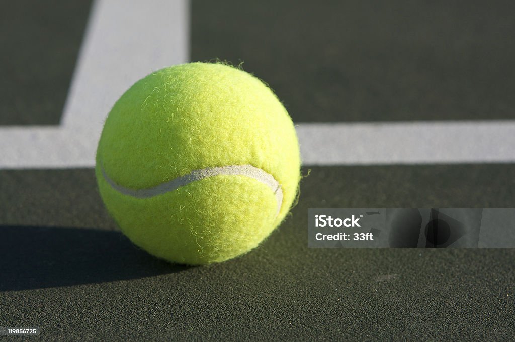 Bola de tenis en la cancha de líneas - Foto de stock de Pista dura libre de derechos