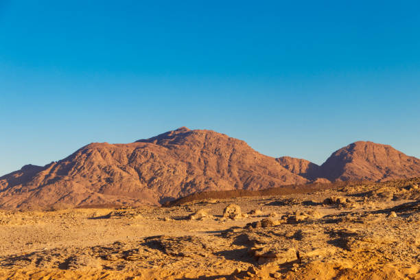 vista do deserto árabe e das montes do mar vermelho da escala de montanha em egipto - beautiful horizontal arabia hurghada - fotografias e filmes do acervo