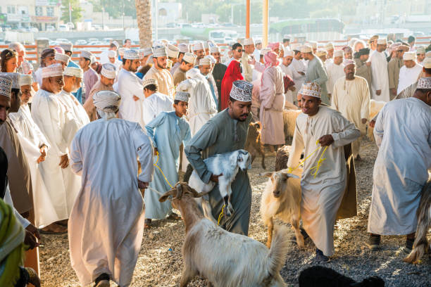 rano w nizwa souk, koza targ, oman - nizwa zdjęcia i obrazy z banku zdjęć