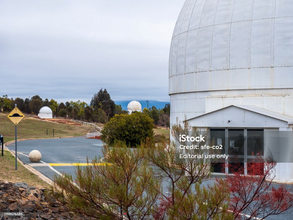 ストロムロ山の完全作動望遠鏡観測所とドーム からっぽのストックフォトや画像を多数ご用意 からっぽ, たいまつ, アスファルト iStock