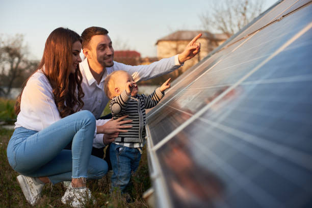 молодая семья знакомство с альтернативной энергией - renewable energy alternative energy technology solar energy стоковые фото и изображения
