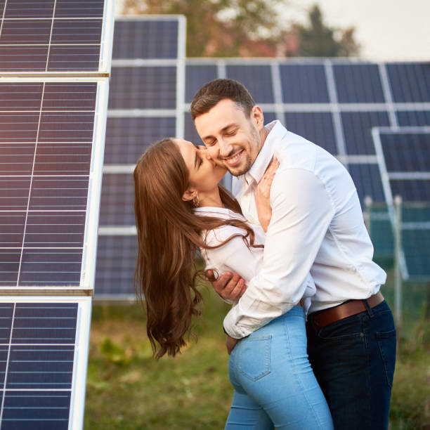 coppia amorevole alla fattoria solare - alternative health care foto e immagini stock