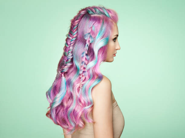 menina modelo da forma da beleza com cabelo tinuoso colorido - human hair ponytail women back - fotografias e filmes do acervo