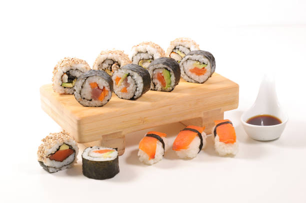 verschiedene maki, sushi und brötchen mit lachs, garnelen und avocado- japanischesushi-essen - nigri sushi stock-fotos und bilder