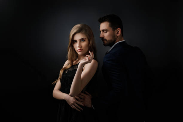 elegantes paar auf schwarzem hintergrund. - couple men fashion luxury stock-fotos und bilder