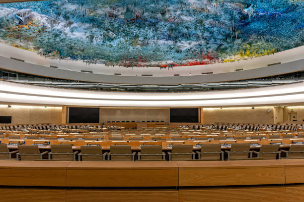 een assembly hall in het paleis van de naties-hoofdkwartier van de vn in genève, zwitserland - plenaire vergadering fotos stockfoto's en -beelden