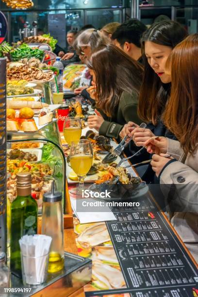 Tapas Bar In La Boqueria Market Barcelona Foto de stock y más banco de imágenes de Aire libre - Aire libre, Alimento, Bar