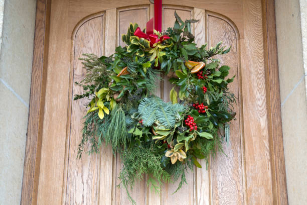 istock Green Leaf Christmas Wreath 1198595283