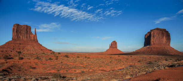 buttes und landschaften des monument valley - navajo national monument stock-fotos und bilder