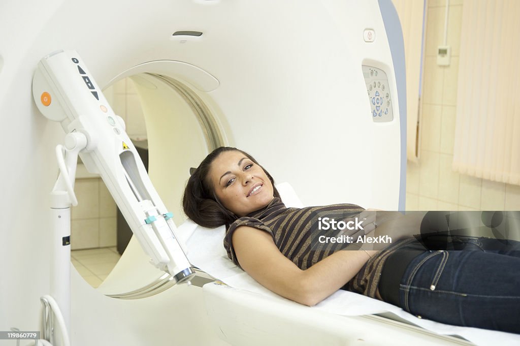 Paciente durante la tomografía axial computerizada - Foto de stock de Adulto libre de derechos