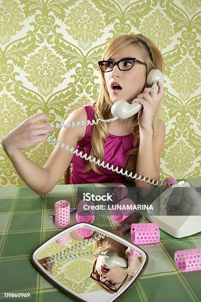 Mujer Teléfono Retro Vintage Wallpapaper Ama De Casa Foto de stock y más banco de imágenes de 1950-1959