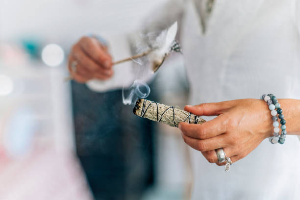 smudging - dried sage bundle close up - ceremony imagens e fotografias de stock