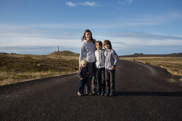 familie posiert in geothermie in reykjanesfolkvangur, genießen sie den blick auf eine herrliche natur in island - iceland hot spring geothermal power station geyser stock-fotos und bilder