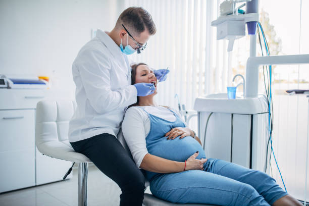 mujer embarazada en el dentista - medical exam dental hygiene caucasian mask fotografías e imágenes de stock