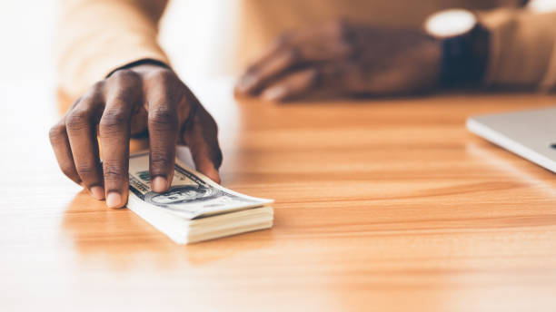 нечестный черный менеджер, получающий взятки деньги в офисе - currency paper currency wealth human hand стоковые фото и изображения