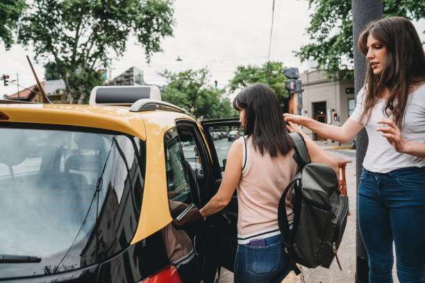 duas mulheres adultas novas que começ no táxi - buenos aires argentina palermo buenos aires south america - fotografias e filmes do acervo