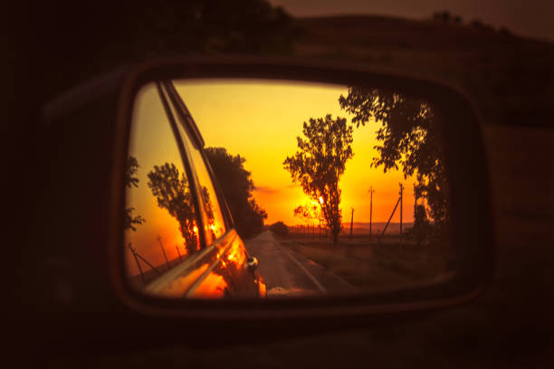 puesta de sol en el espejo del coche - rear view mirror car mirror sun fotografías e imágenes de stock