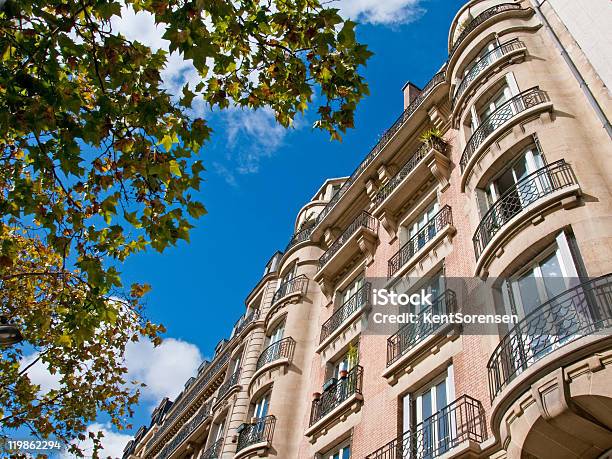 Appartamento Parigino Con Albero - Fotografie stock e altre immagini di Ambientazione esterna - Ambientazione esterna, Appartamento, Architettura