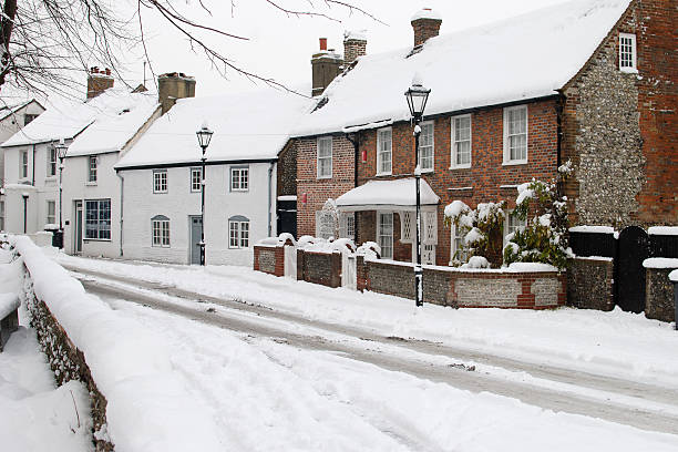 nieve en la calle en de broadwater. worthing. sussex. inglaterra - sussex fotografías e imágenes de stock