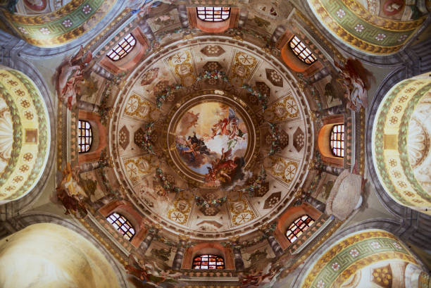 イタリアのラヴェンナにあるサン・ヴィターレ大聖堂の豪華な装飾天井。 - san vitale basilica ストックフォトと画像