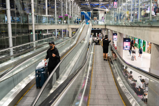 аэ�ропорт будет использовать движущийся проход для облегчения движения багажа. - moving walkway escalator airport walking стоковые фото и изображения
