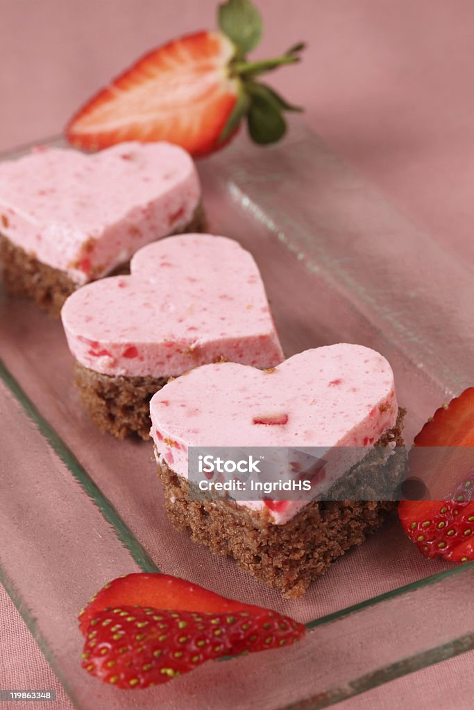 Pastel de fresas corazón - Foto de stock de Al horno libre de derechos