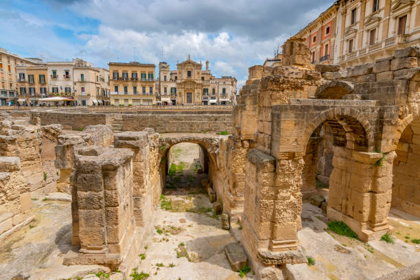 roman amphitheatre in lecce, puglia (apulia), southern italy. - baroque style lecce italy puglia imagens e fotografias de stock