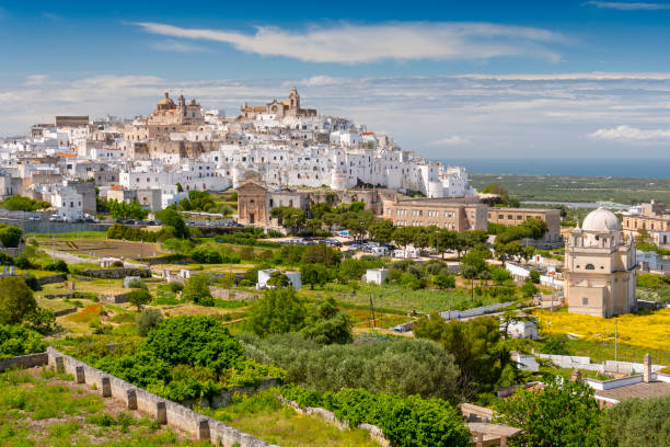 vista panorâmico da cidade branca ostuni, província de brindisi, apulia, italy. - brindisi - fotografias e filmes do acervo