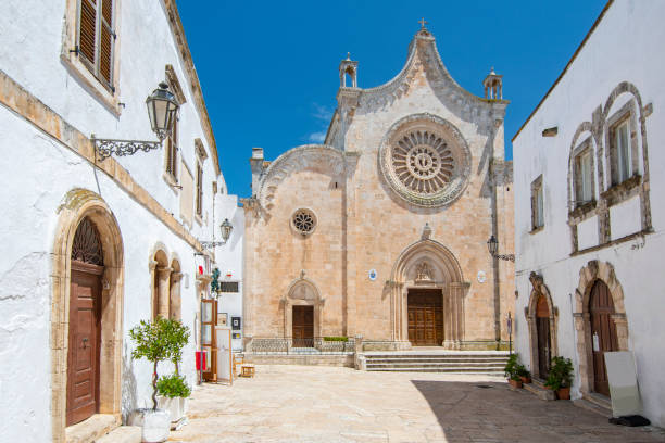 cathédrale d'ostuni (basilique de santa maria assunta), cathédrale catholique romaine à ostuni, province de brindisi, pouilles, italie. - brindisi photos et images de collection